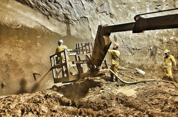 写真 建設現場にいる人々