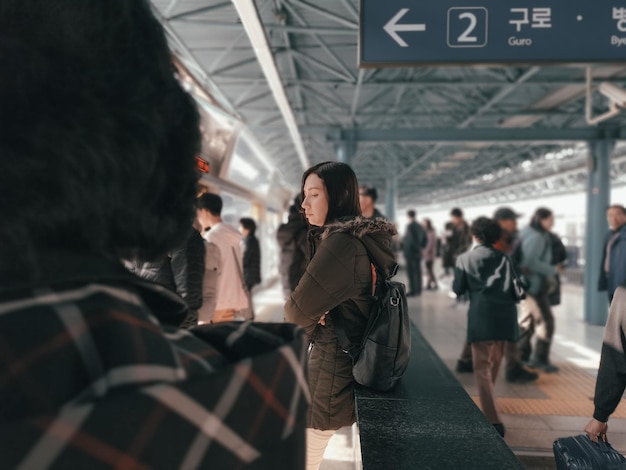 写真 鉄道 駅 の プラットフォーム に いる 人 たち