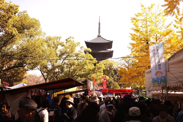 写真 明るい空の前にある寺院の人々