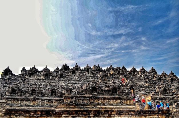 Фото Люди в храме против неба