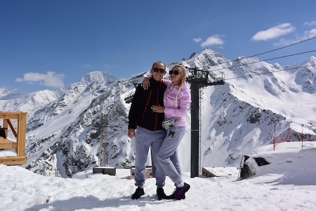 Люди на фоне гондольного фуникулера и заснеженных гор Эльбруса 2019 Россия