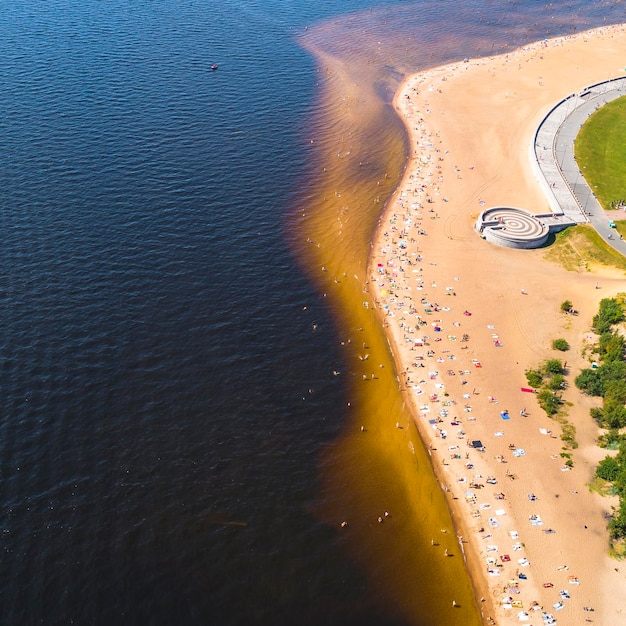 太陽を浴びる人々海辺で泳ぎ遊びをする人々砂浜の観光客海辺とビーチの空中景色