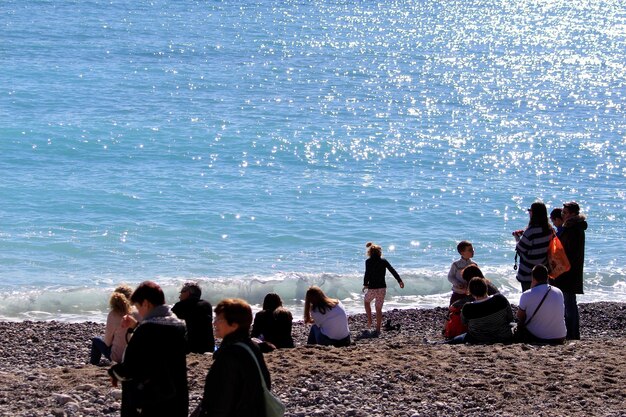 Foto gente sulla spiaggia contro il cielo