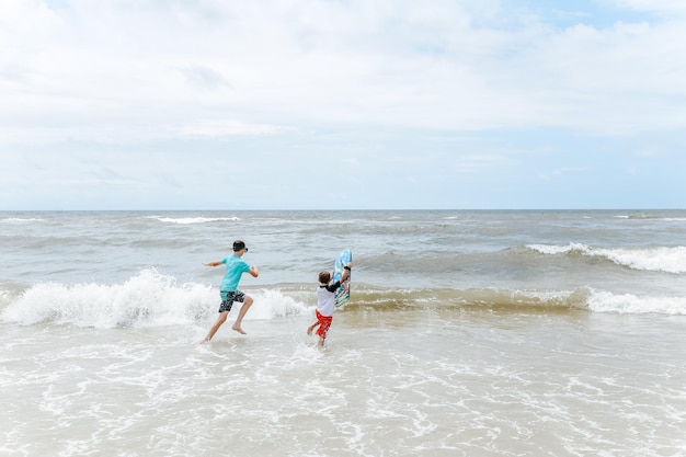 Photo people on beach against sky