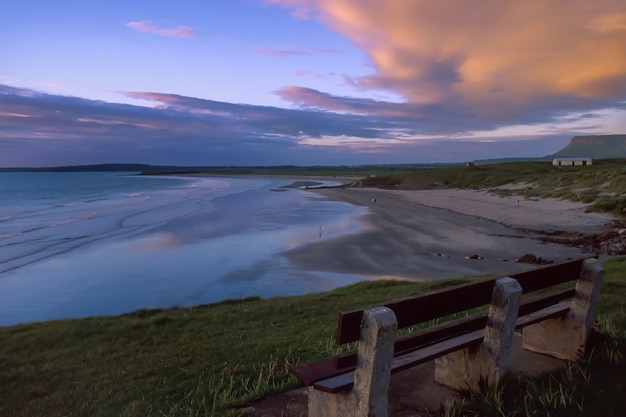 Photo people on the beach and in the sea at rosses point