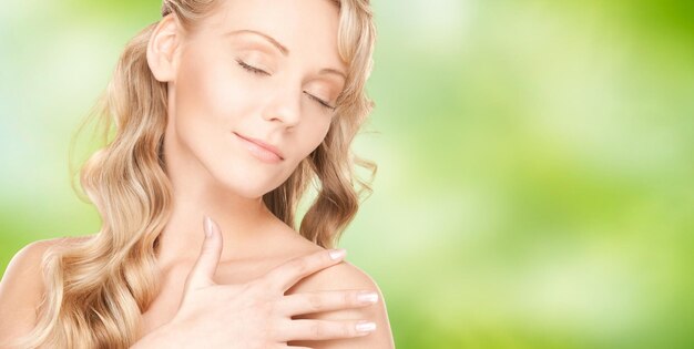 Foto concetto di persone, bellezza, corpo e cura della pelle - bella giovane donna felice con i capelli lunghi