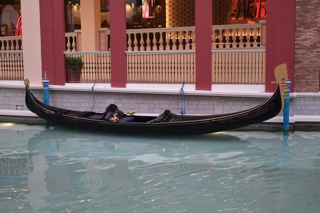 Photo people in boat against buildings