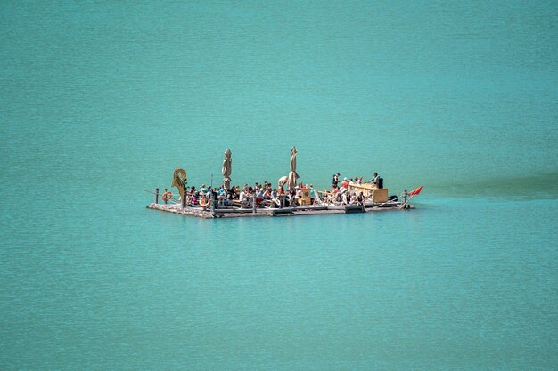 Foto persone in barca sul lago