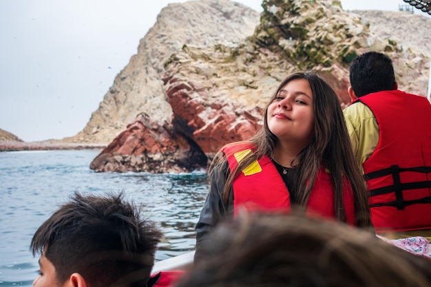 Persone in giro in barca nel mezzo dell'oceano pacifico in perù
