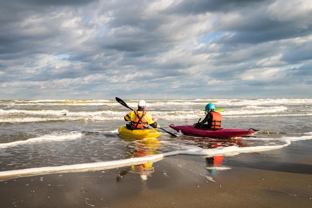 Photo people in boat on sea against sky