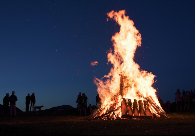 Photo people at bonfire on field