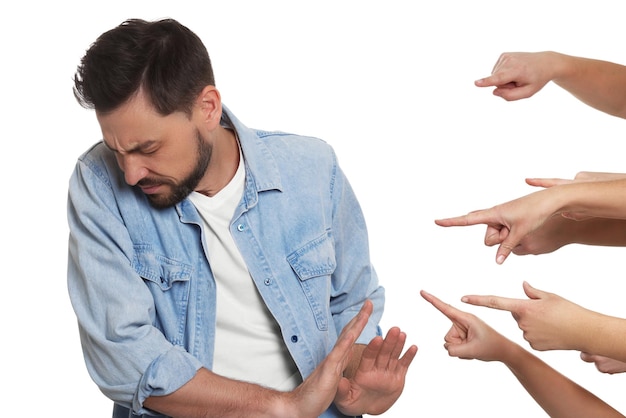 Foto la gente fa il prepotente con l'uomo spaventato su sfondo bianco