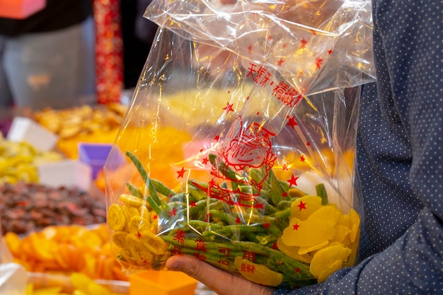 人々は新年の前に有名な台北ニューイヤーストリートでドライフルーツと野菜を購入します