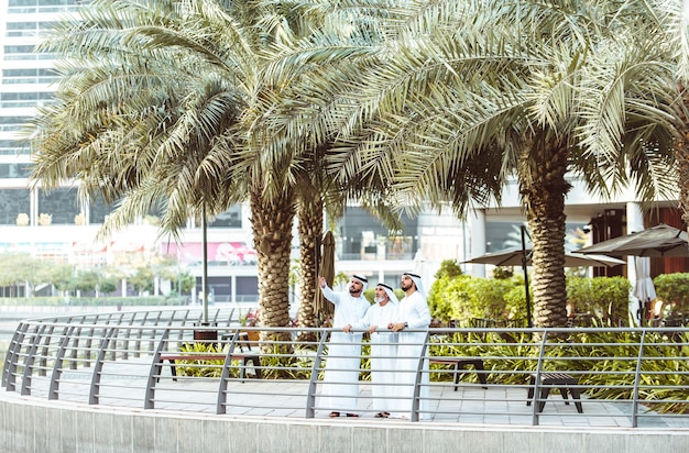 Photo people by palm trees in city