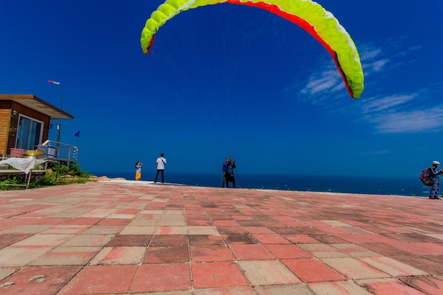 写真 青い空に照らされた海の人々