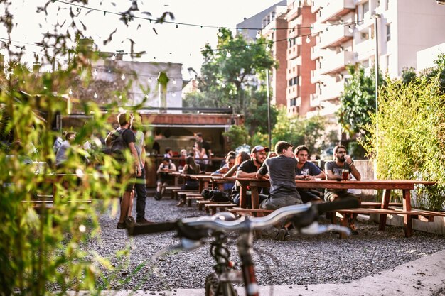 Foto gente al caffè contro il cielo