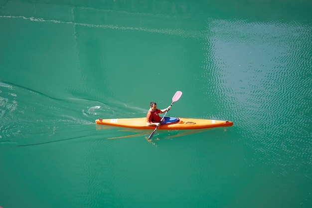 스페인 빌바오 강에서 카누를 타는 사람들