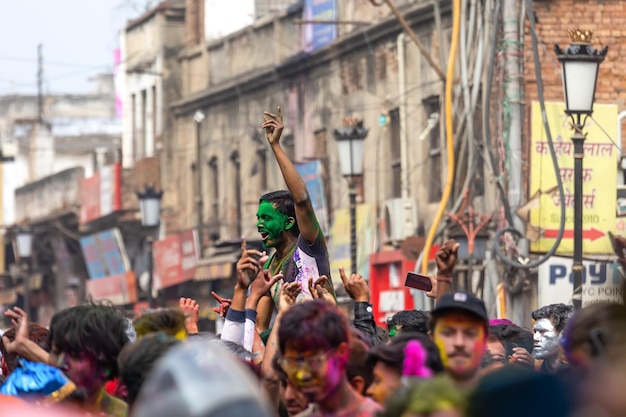 사람들은 바라나시홀리(VaranasiHoli) 축제의 거리에서 축하하고 즐거운 시간을 보냅니다.