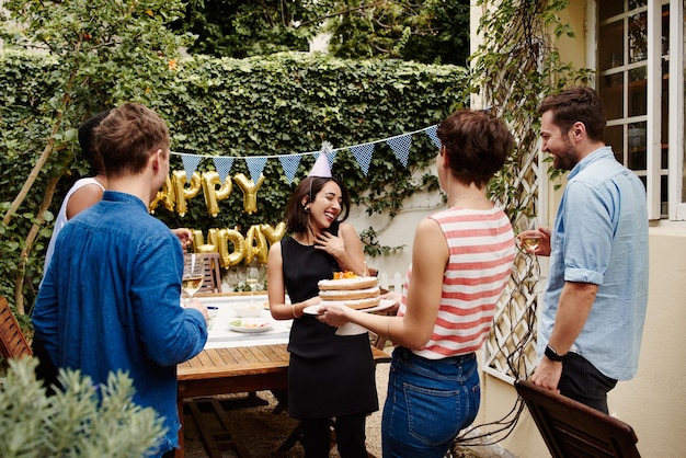 Photo people celebrating birthday outdoors