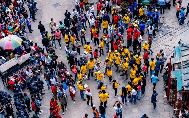 Photo people celebrating local traditional sindur jatra festival at thimi nepal