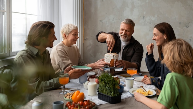 Foto persone che celebrano la pasqua ortodossa