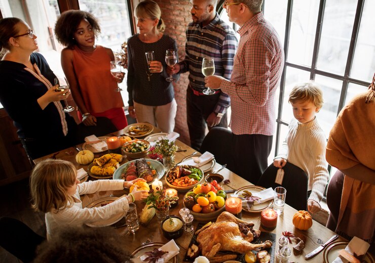 Photo people celebrating thanksgiving holiday tradition concept