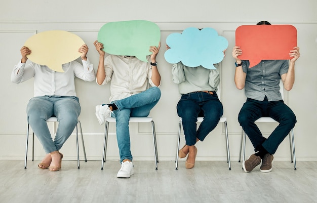 Foto le persone presiedono la fila e l'opinione del fumetto con il pubblico alla conferenza del workshop per sondaggi diversi feedback sul pensiero indipendente o chat anonima alla convention pubblica con il forum sui social media