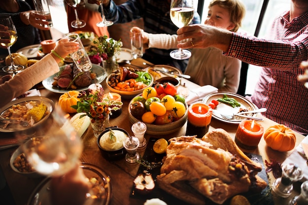 Acclamazioni della gente che celebrano concetto di festa di ringraziamento