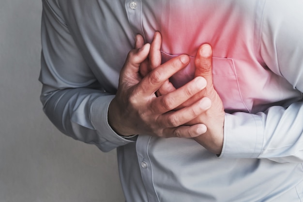 Foto persone dolore al petto da infarto