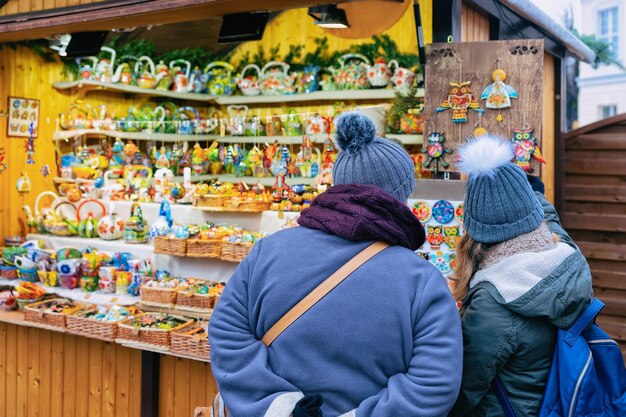 ドイツ、ベルリンの冬のシャルロッテンブルク宮殿のクリスマスマーケットの人々。バザールの工芸品を使った見本市の装飾と屋台の出現。