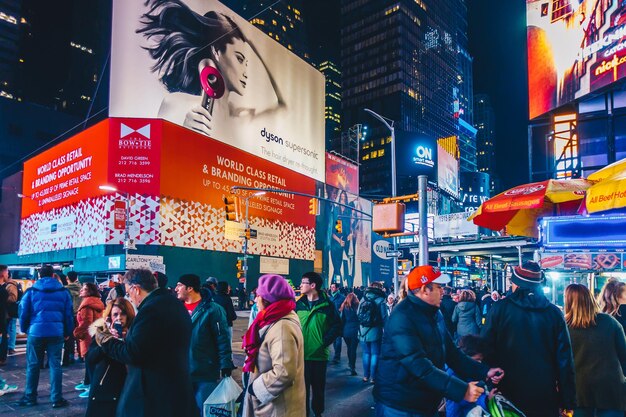 Photo people on city street at night