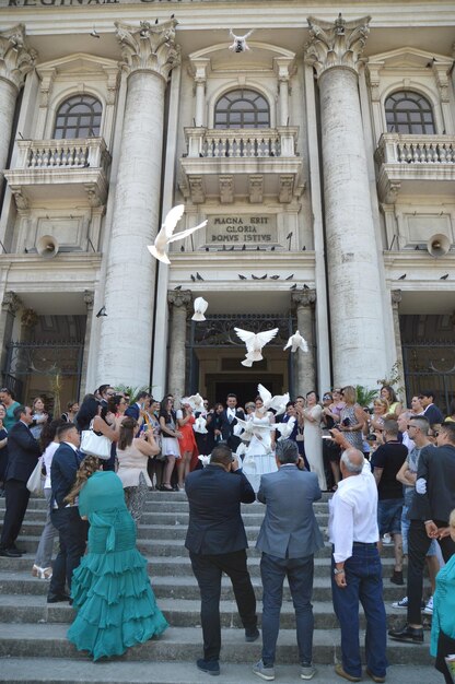 Foto gente in una strada della città