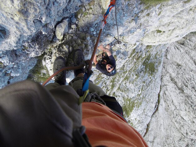 Foto gente che si arrampica sulla roccia