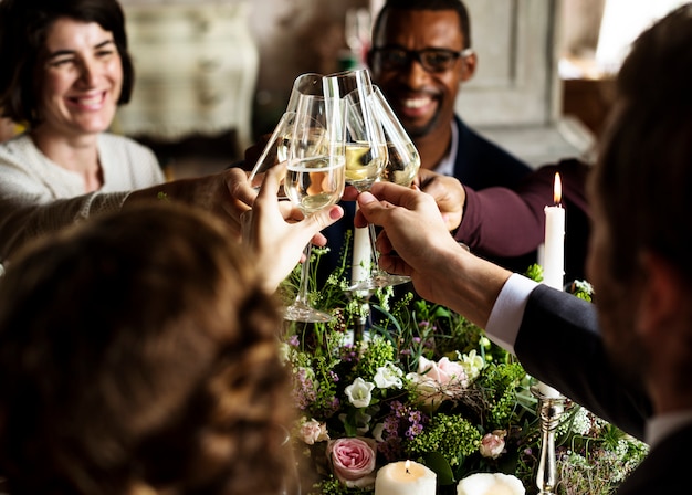 写真 新郎新婦の結婚披露宴にしがみつくワイングラス