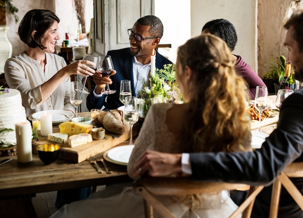 Photo people cling wine glasses on wedding reception with bride and groom