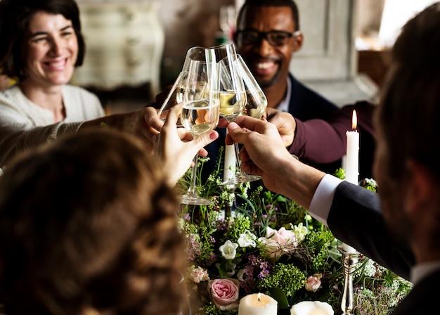 Photo people cling wine glasses on wedding reception with bride and groom