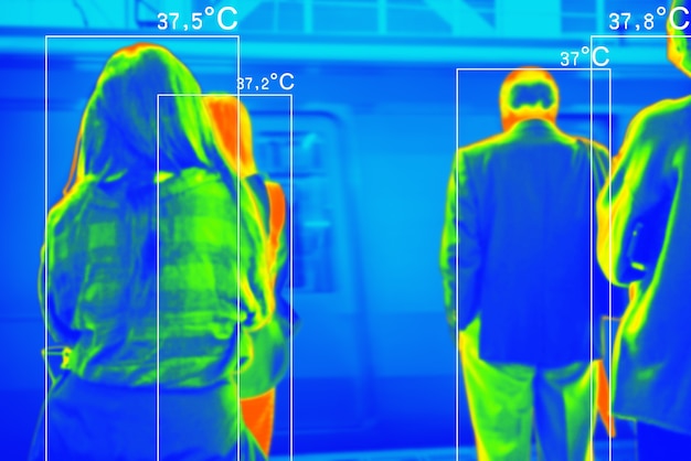 Foto persone in una scansione termica colorata con temperatura in gradi centigradi