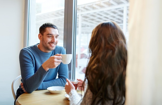 写真 人、コミュニケーション、デートのコンセプト – カフェでお茶やコーヒーを飲む幸せな夫婦