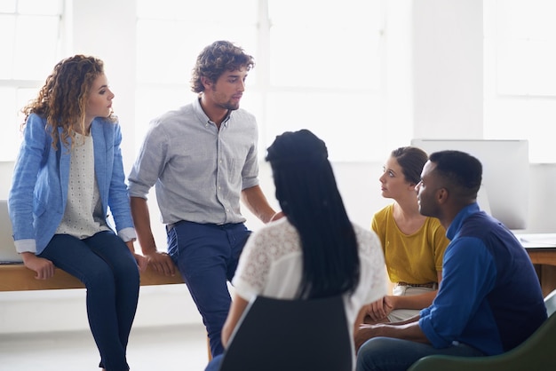 Foto comunicazione e pianificazione delle persone in affari creativi risoluzione di problemi e discussione di idee in ufficio diversità del personale e progettisti in riunione per la collaborazione e il supporto del progetto in squadra