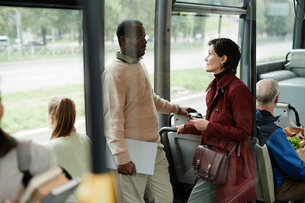 Persone che si spostano in autobus