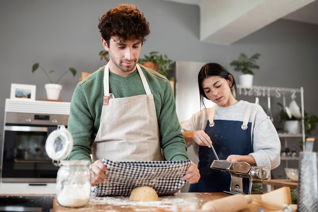 Foto persone che cucinano e si godono il cibo