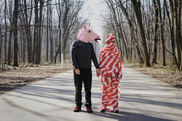 Photo people in costume standing on road against trees