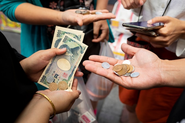 Photo people counting japanese yen