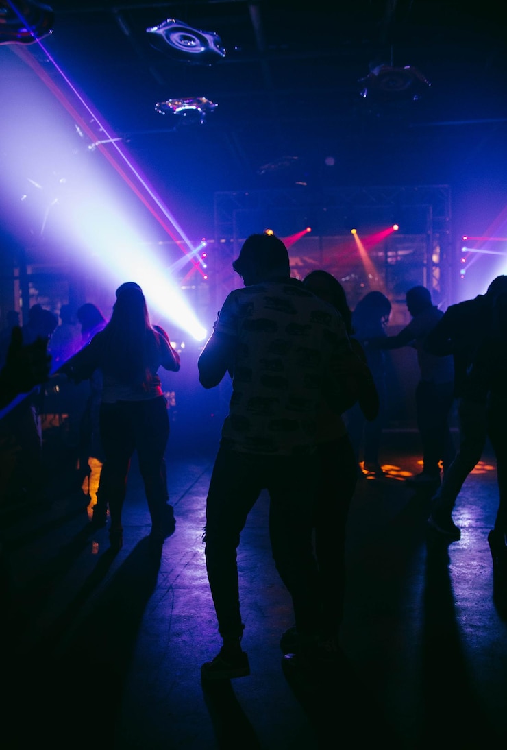 Photo ナイトクラブで踊る人々