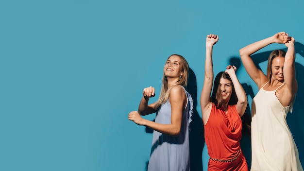 Photo people dancing at a party