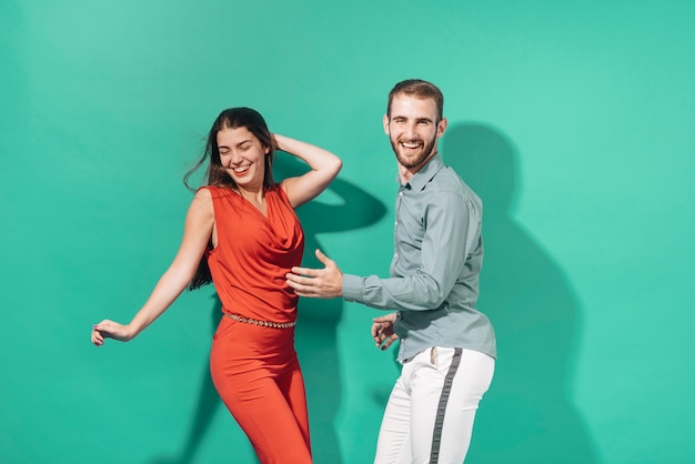 Photo people dancing at a party