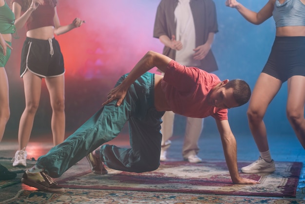 Photo people dancing and twerking at an indoor party