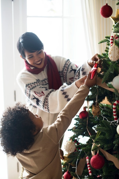 Photo people decorating christmas tree