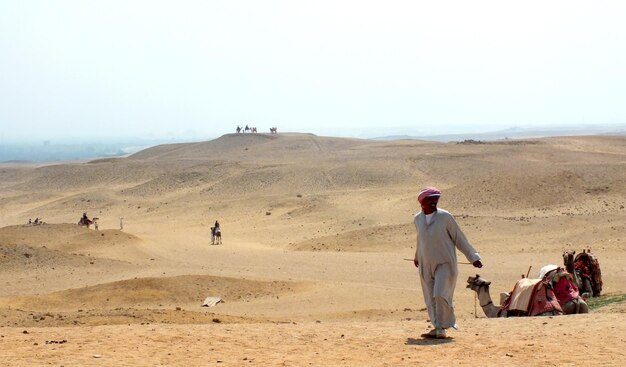 Foto gente nel deserto contro un cielo limpido