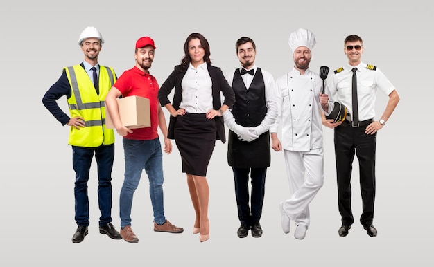 Foto persone di diverse professioni in studio